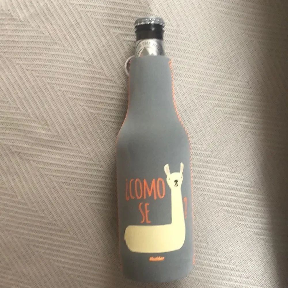 COMO SE LLAMA bottle koozie
